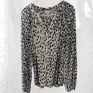 Crown & Ivy Black and White Button Up Long Sleeved Spotted V-Neck Blouse Size M